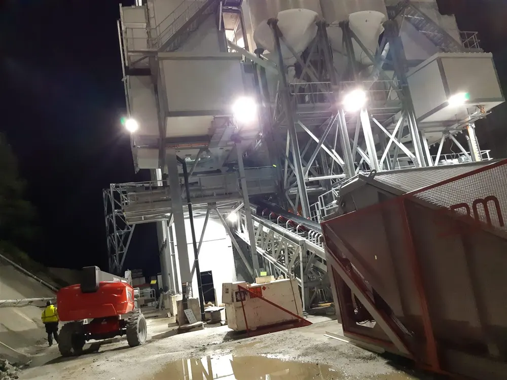 Installation der Betonmischanlage am Grimsel Pass auf 2164 m Höhe