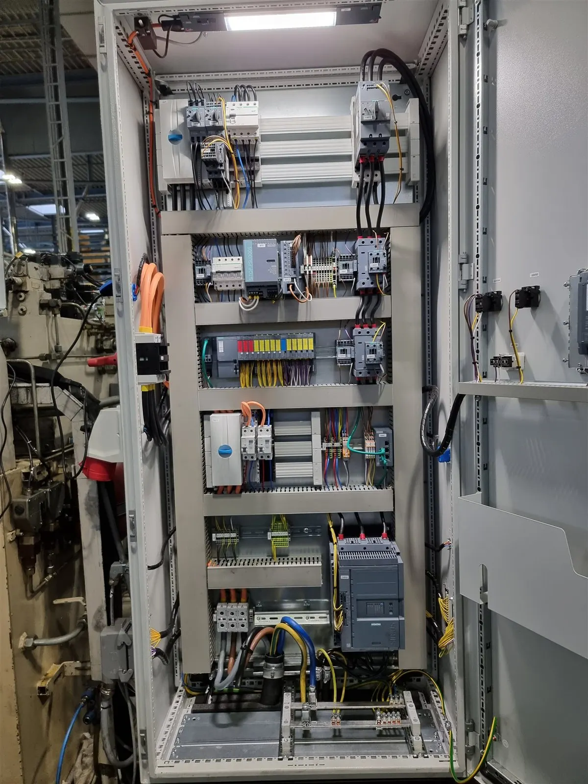 Schaltschrank der Hydraulikpresse SK750 bei MIBA Frictec nach dem Retrofit