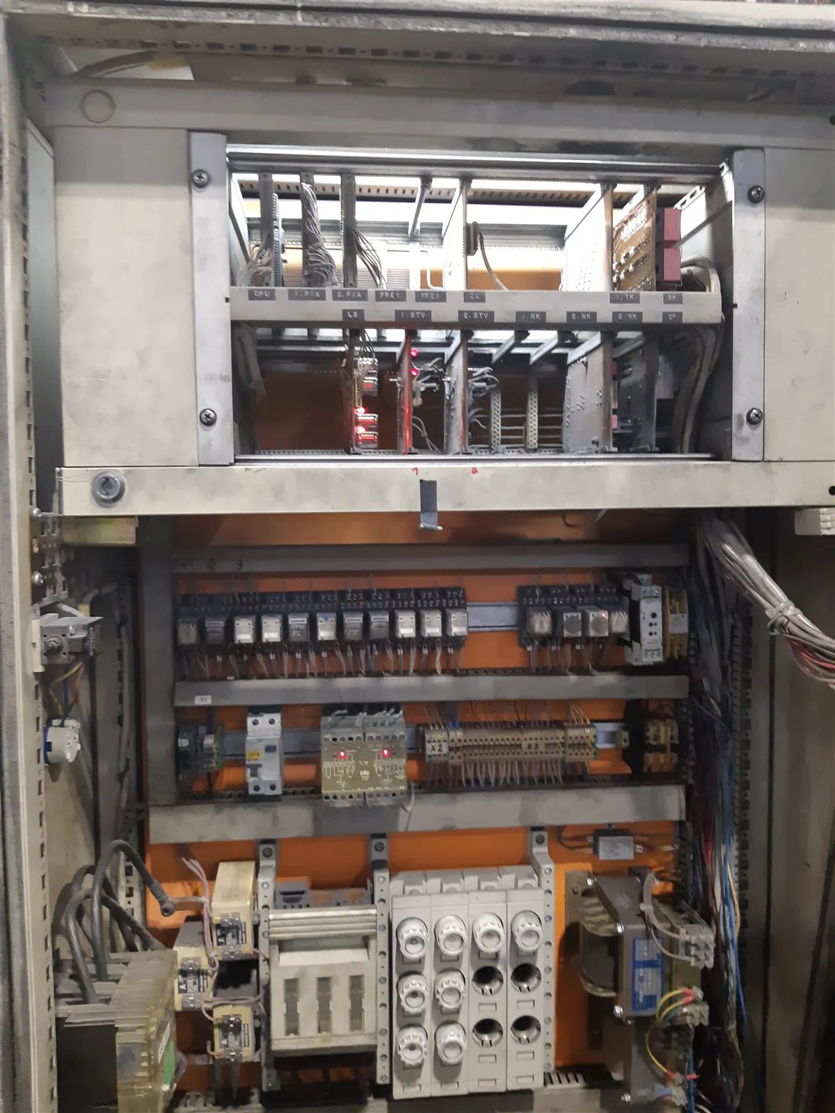 Schaltschrank der Hydraulikpresse SK750 bei MIBA Frictec vor dem Retrofit, Ansicht 1