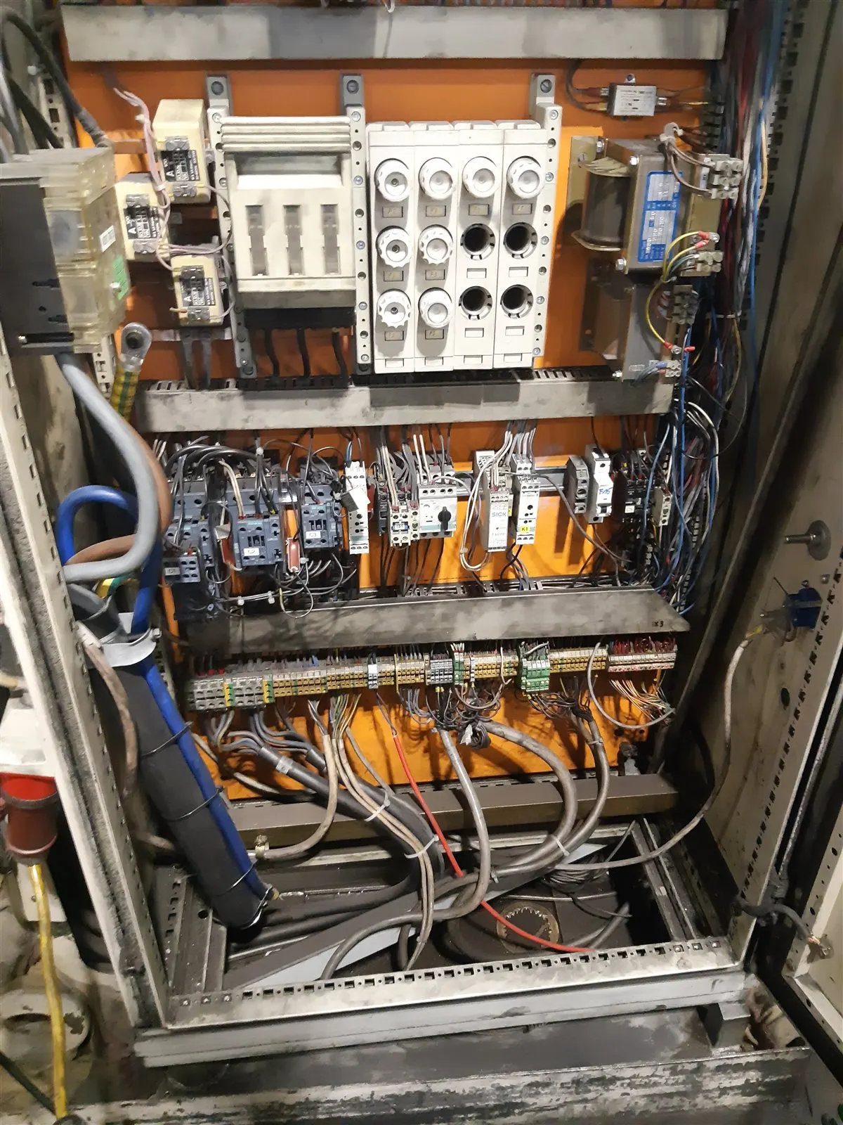 Schaltschrank der Hydraulikpresse SK750 bei MIBA Frictec vor dem Retrofit, Ansicht 2