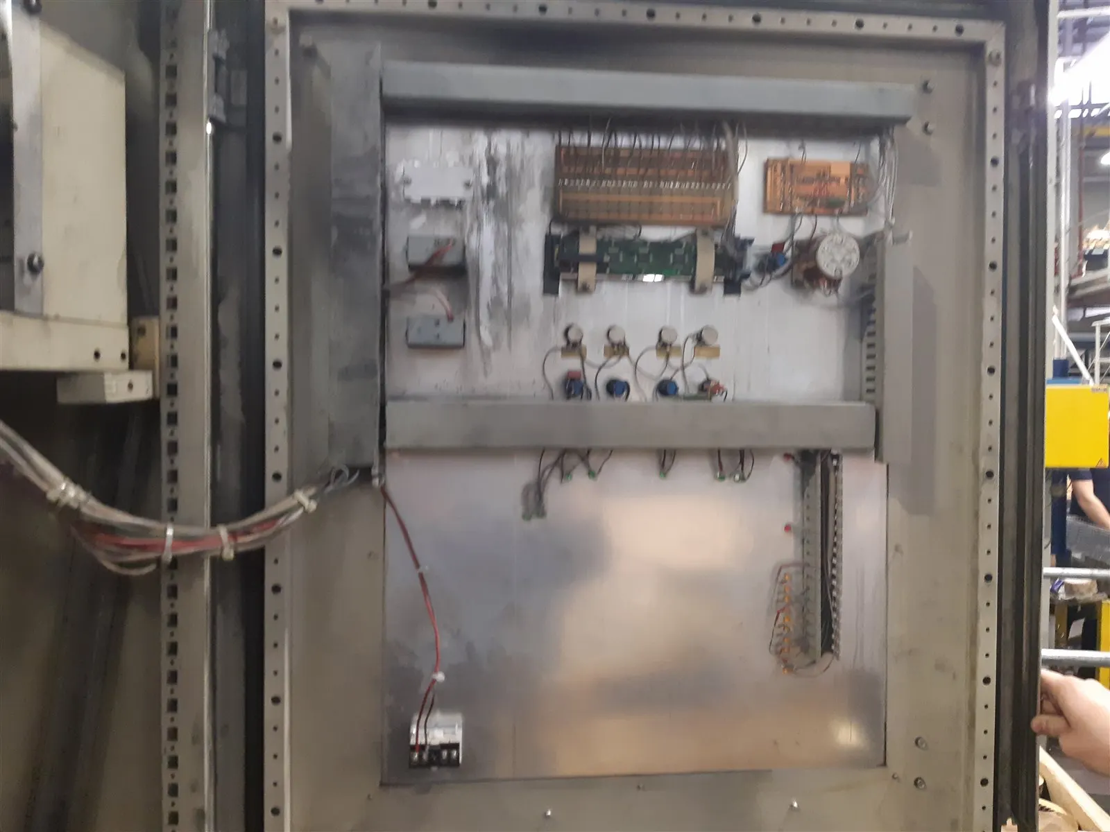 Schaltschrank der Hydraulikpresse SK750 bei MIBA Frictec vor dem Retrofit, Ansicht 3