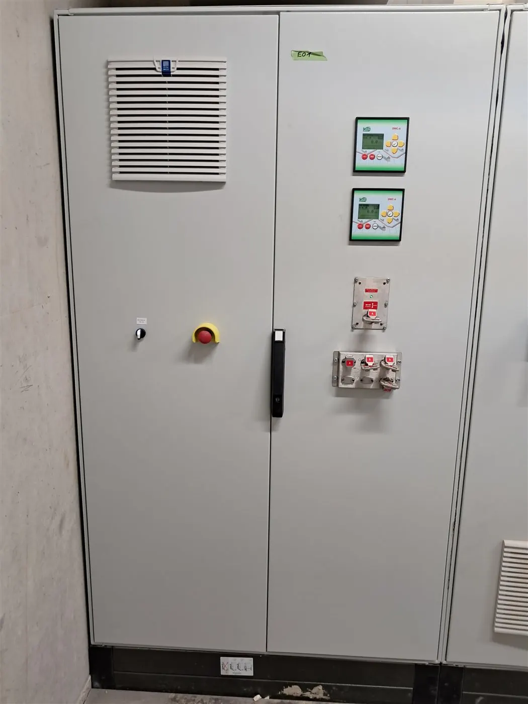 Geschlossener Schaltschrank mit Bedienelementen und Anzeigen