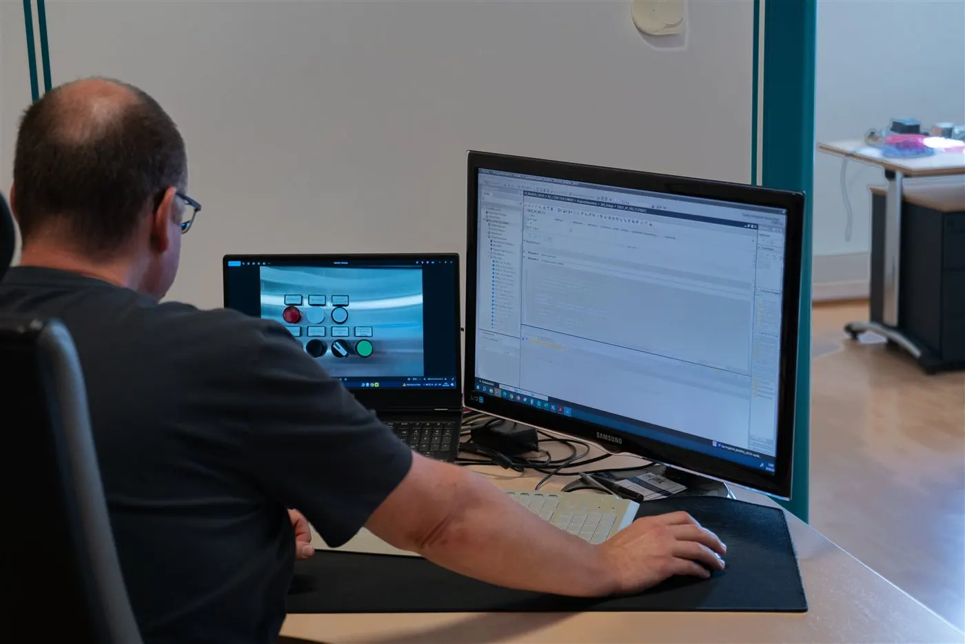 Techniker bei der SPS-Programmierung mit TIA Portal am Bildschirm